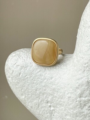 Объемное кольцо с медовым янтарем, размер 16,25