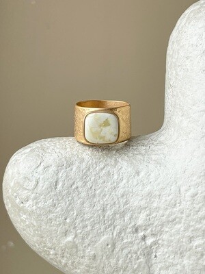 Statement ring with honey amber, size 16,5