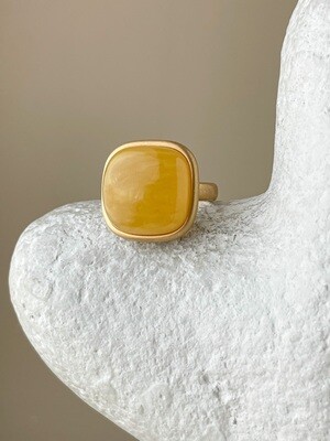 Large ring with honey amber, size 18
