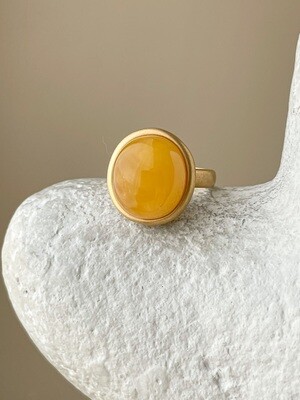 Large ring with honey amber, size 18