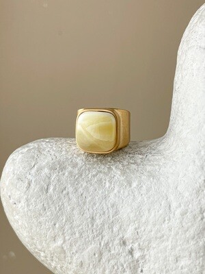 Statement ring with honey amber, size 15,5