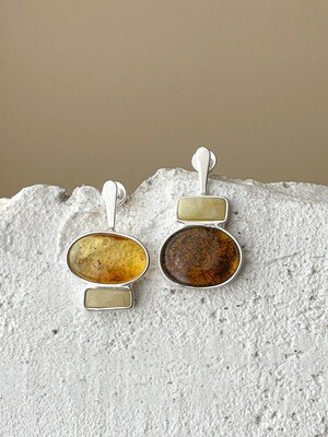 Silver mismatched earrings with amber 4,53g