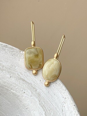 Mismatched earrings with amber, 5,4g
