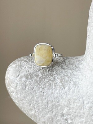 Кольцо в винтажном стиле с медовым янтарем, размер 16