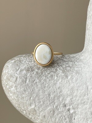 Тонкое кольцо с белым янтарем, размер 18