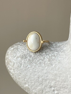 Кольцо в винтажном стиле с белым янтарем, размер 16,5