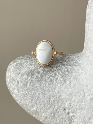 Кольцо в винтажном стиле с белым янтарем, размер 17,5