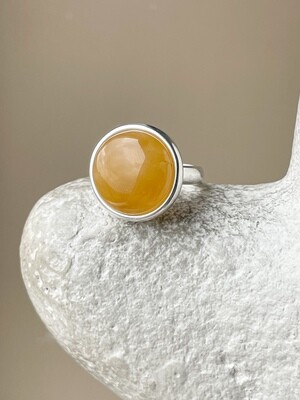 Объемное кольцо с медовым янтарем, размер 16