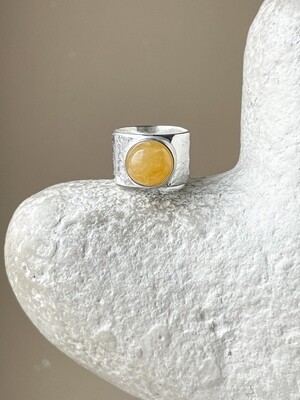 Широкое кольцо с медовым янтарем, размер 16