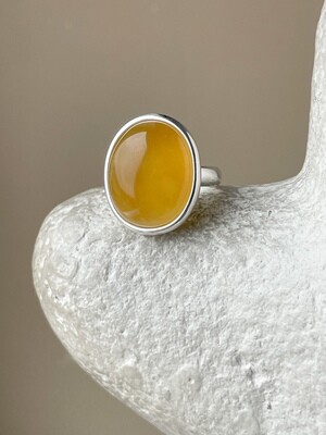 Объемное кольцо с медовым янтарем, размер 17,5