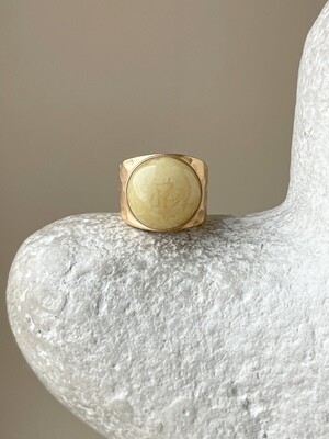 Широкое кольцо с медовым янтарем, размер 15,5