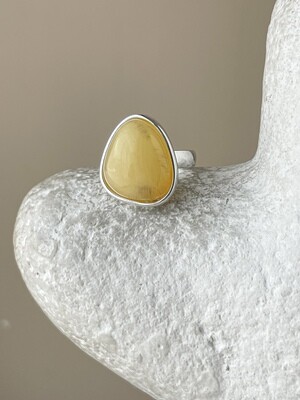 Объемное кольцо с медовым янтарем, размер 17