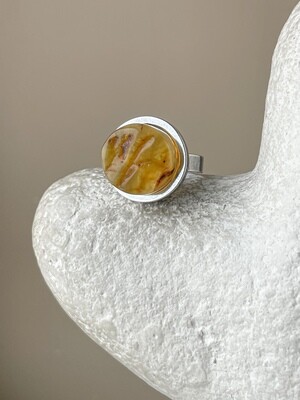 Объемное кольцо с текстурным янтарем, размер 18