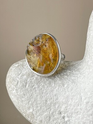 Объемное кольцо с текстурным янтарем, размер 17,75