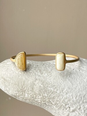 Кафф-браслет с медовым янтарем, размер 16