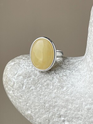 Объемное кольцо с медовым янтарем, размер 16