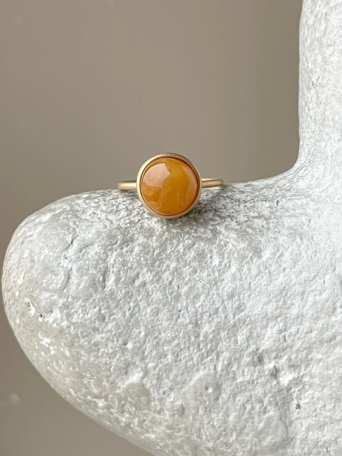 Тонкое кольцо с медовым янтарем, размер 17