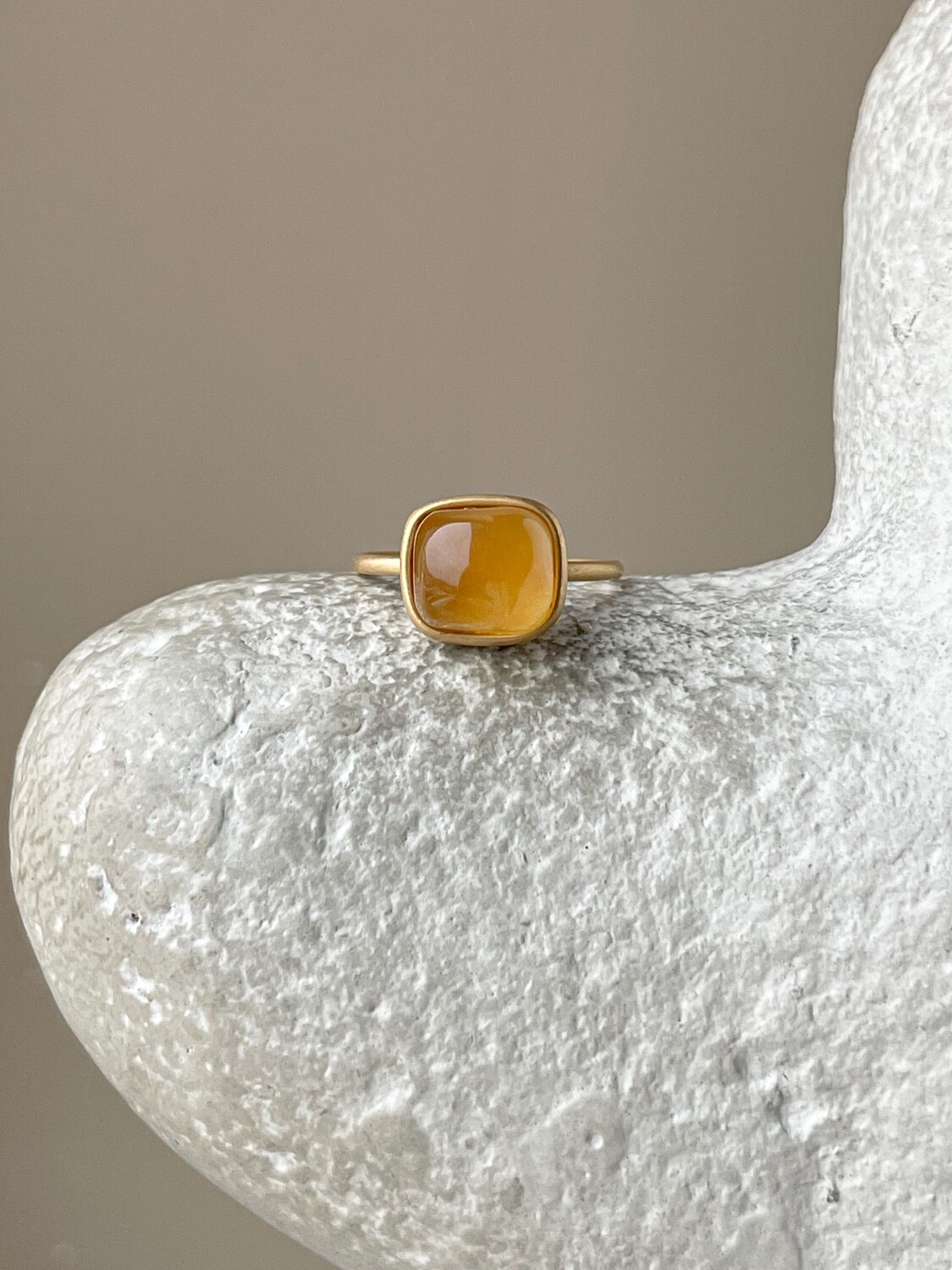 Тонкое кольцо с медовым янтарем, размер 16
