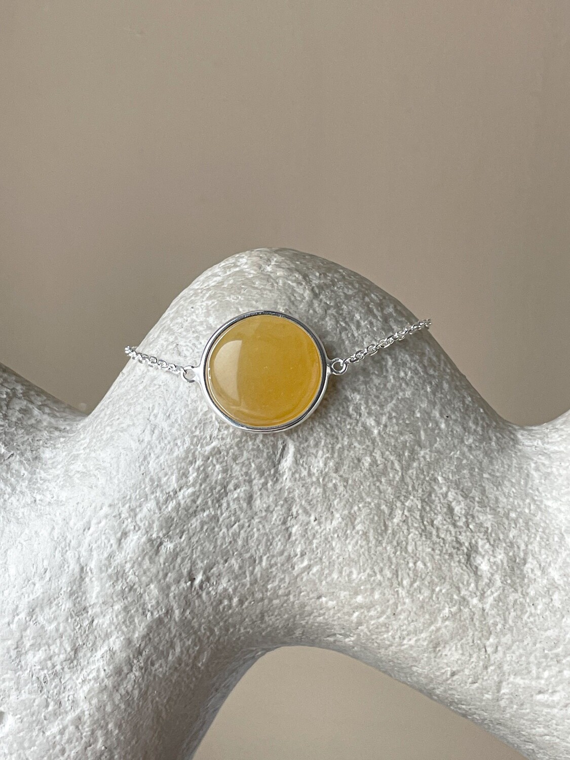 Браслет на цепочке с медовым янтарем, размер 16,5-18,5