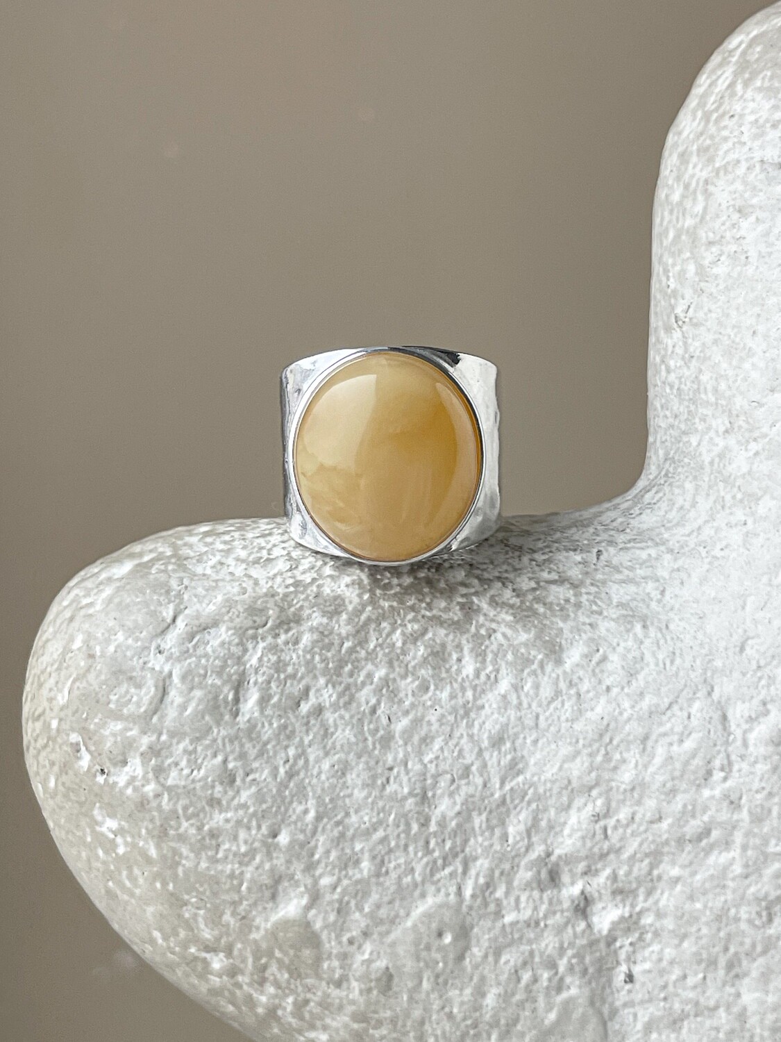 Широкое кольцо с медовым янтарем, размер 17,25