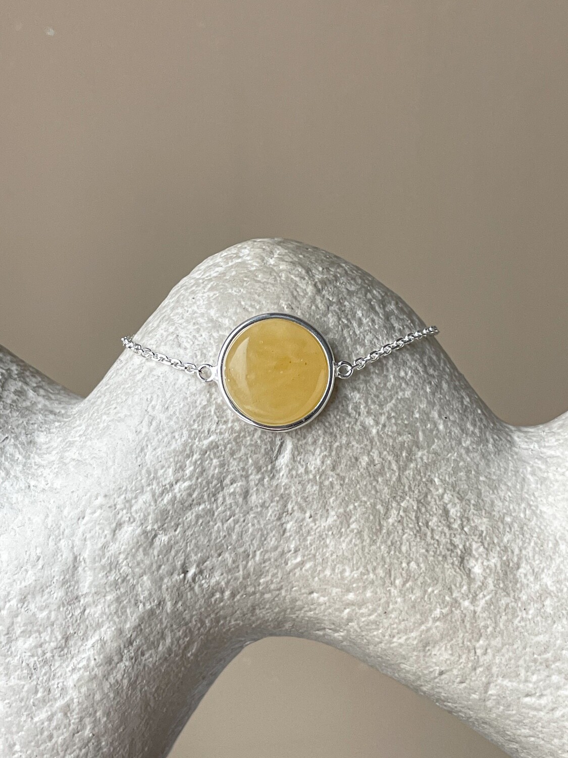 Браслет на цепочке с медовым янтарем, размер 16-18