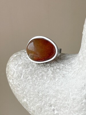 Кольцо из черненого серебра с медовым янтарем, размер 17,25