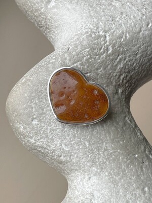 Брошь-сердце в черненом серебре с текстурным янтарем, 9,4гр
