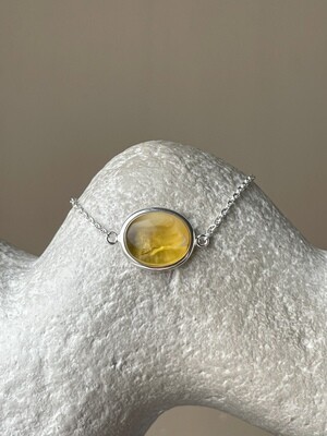 Браслет на цепочке с медовым янтарем, размер 15-17