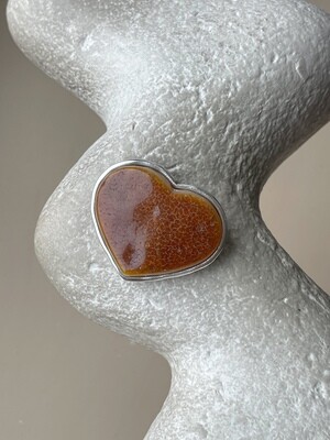 Брошь-сердце в черненом серебре с текстурным янтарем, 11,95гр