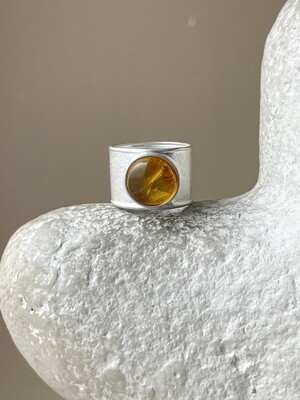Широкое кольцо с медовым янтарем, размер 14,75
