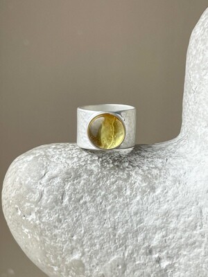 Широкое кольцо с медовым янтарем, размер 15,75