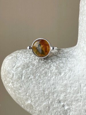 Кольцо в винтажном стиле с медовым янтарем, размер 15,75