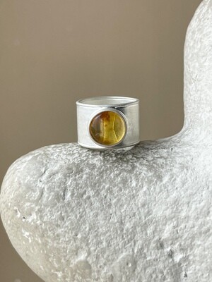 Широкое кольцо с медовым янтарем, размер 15,5