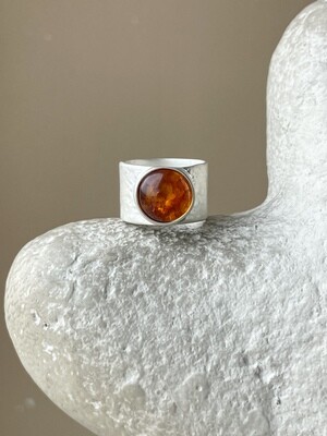 Широкое кольцо с медовым янтарем, размер 15,75