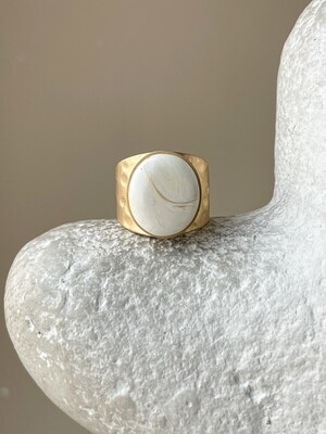 Широкое кольцо с белым янтарем, размер 16