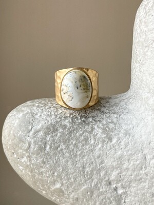 Широкое кольцо с пейзажным янтарем, размер 16