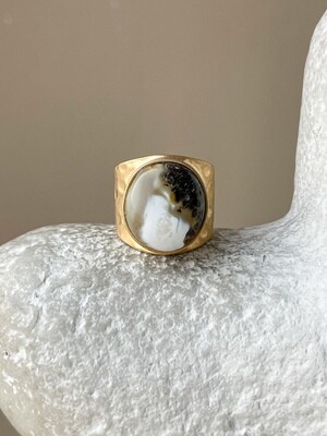 Широкое кольцо с пейзажным янтарем, размер 15