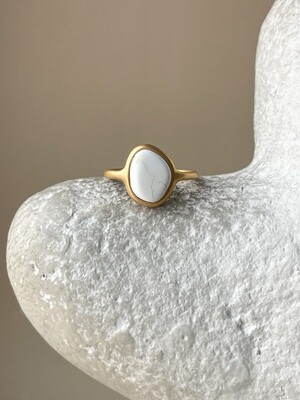 Тонкое кольцо с белым янтарем, размер 16,5