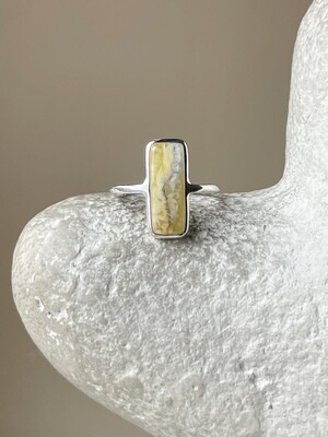 Тонкое кольцо с пейзажным янтарем, размер 18,25