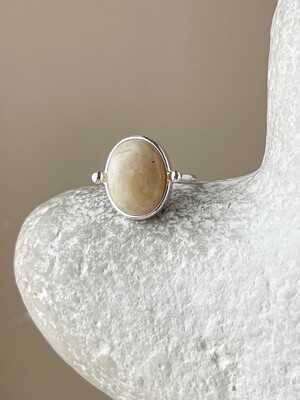 Кольцо в винтажном стиле с медовым янтарем, размер 16,75