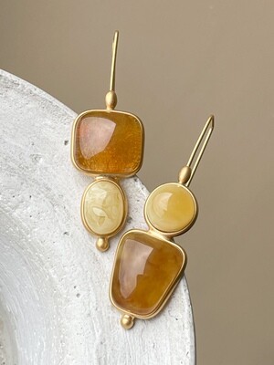 Асимметричные серьги с медовым янтарем на петле 9,5гр.