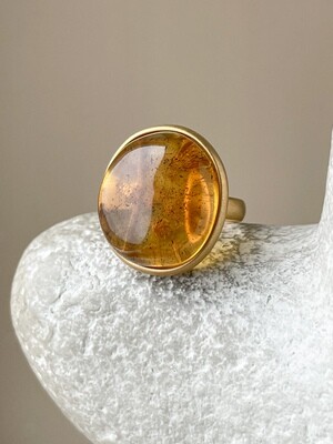 Объемное кольцо с медовым янтарем, размер 18,5