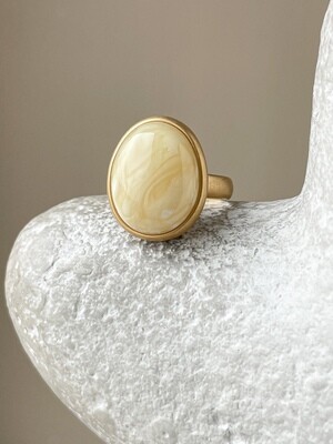 Объемное кольцо с медовым янтарем, размер 17,25