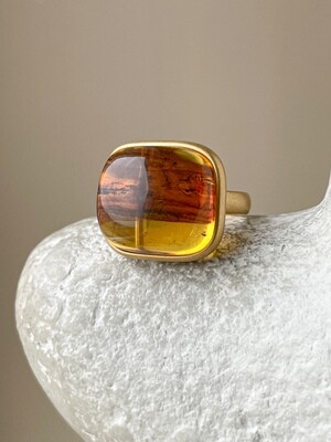 Объемное кольцо с медовым янтарем, размер 18,25