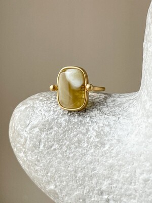 Кольцо в винтажном стиле с медовым янтарем, размер 16,25