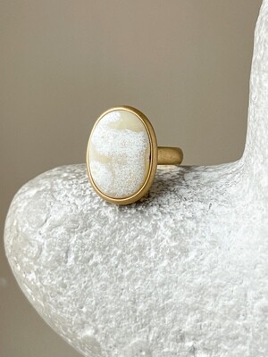Объемное кольцо с пейзажным янтарем, размер 18,5