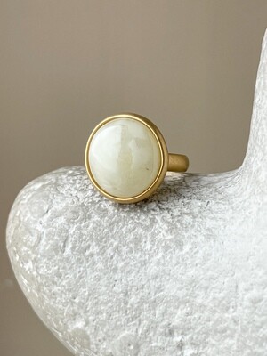 Объемное кольцо с молочным янтарем, размер 17,5