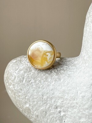 Объемное кольцо с пейзажным янтарем, размер 16,75