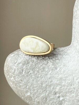 Объемное кольцо с молочным янтарем, размер 16,75