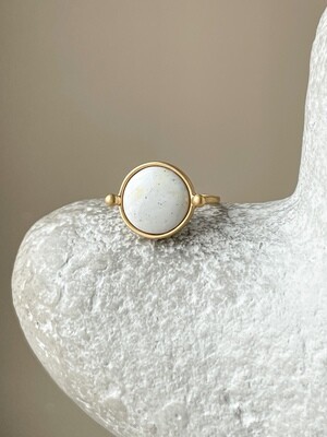 Кольцо в винтажном стиле с белым янтарем, размер 17